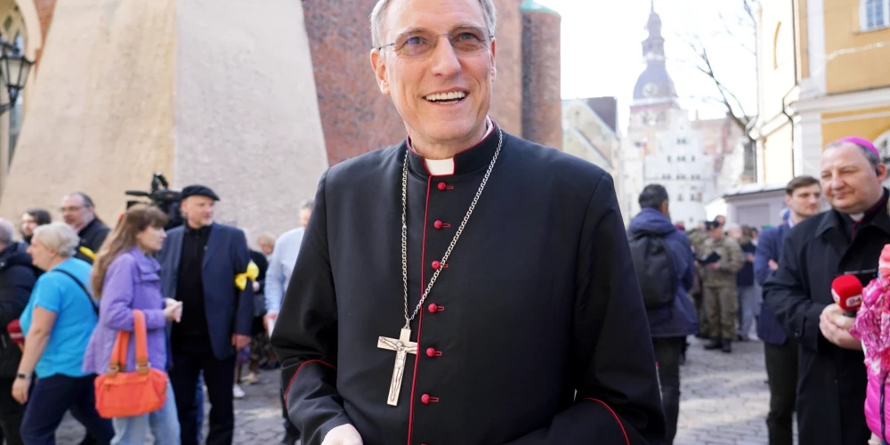 Rīgas arhibīskaps metropolīts Zbigņevs Stankevičs piedalās Lielās Piektdienas lūgšanu gājienā - Ekumeniskajā krustaceļā.