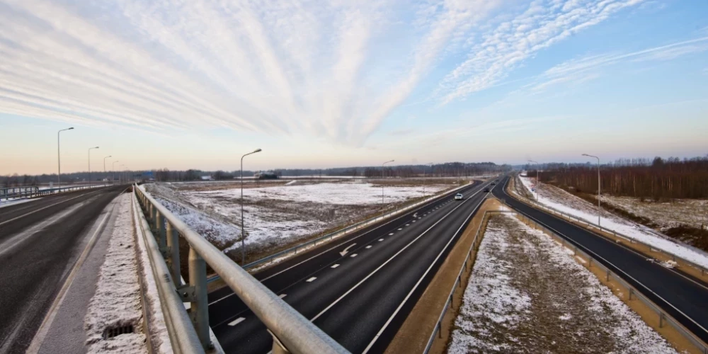 Лед и снег затрудняют движение на дорогах Латвии.