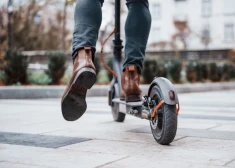 Оставив после себя крупные долги, обанкротилась фирма, сдававшая в Риге в аренду электросамокаты