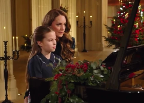 Принцесса Шарлотта идет по стопам матери: она продемонстрировала свои музыкальные способности, исполнив фортепианный дуэт с принцессой Уэльской.