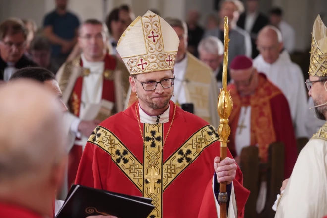 Latvijas evaņģēliski luteriskās Baznīcas arhibīskaps Rinalds Grants: “Ja savu dzīvi negribam redzēt kā kaujas lauku, uzticēsimies Kristum, mūsu Mieram.”