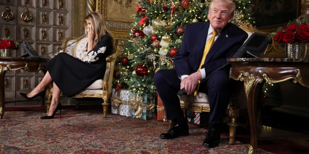 Melānija un Donalds Trampi Ziemassvētkos.