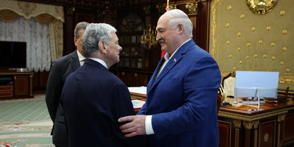 Donalda Trampa īpašais sūtnis Džons Kouls satiekas ar Aleksandru Lukašenko.