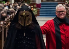 Ķelnes katedrālē Ziemassvētku dievkalpojumu ar deju pārtraucis vīrietis zelta maskā