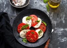 Самый простой салат, который выглядит изысканно: классический капрезе и его вариации