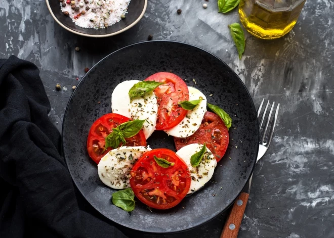 Самый простой салат, который выглядит изысканно: классический капрезе и его вариации