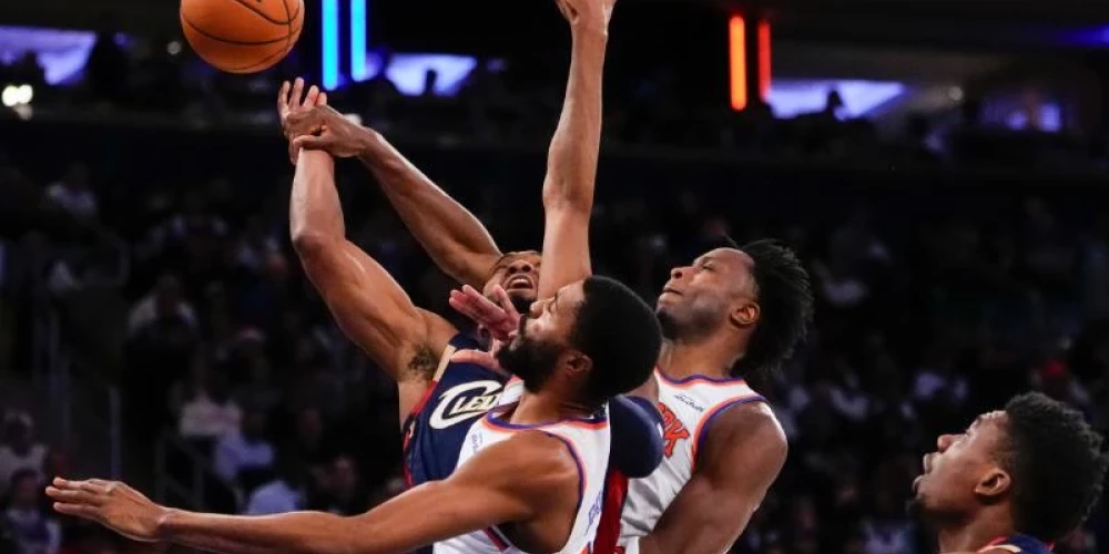  Ņujorkas "Knicks" NBA Ziemassvētku mačā atspēlējās ceturtajā ceturtdaļā un izcīnīja panākumu.