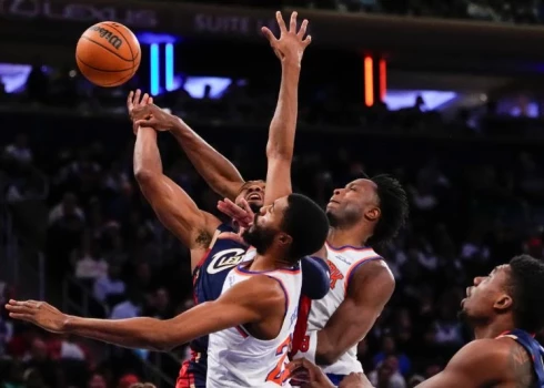  Ņujorkas "Knicks" NBA Ziemassvētku mačā atspēlējās ceturtajā ceturtdaļā un izcīnīja panākumu.