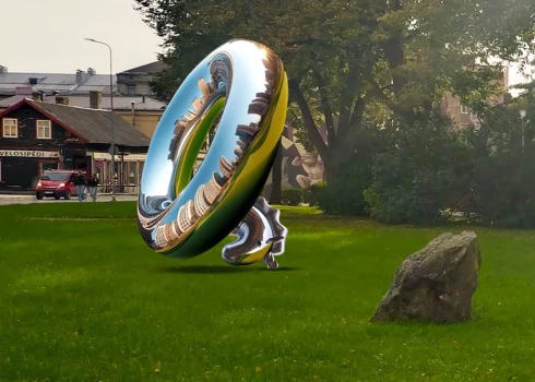 Ogres novada mērs Egils Helmanis Liepājā izvietotajā vides objektā “Pūtiens” saskatījis netradicionālu seksuālo vēstījumu.