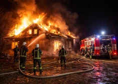 Ночной пожар в Резекненском крае унес две жизни: дом сгорел полностью, обрушилась крыша