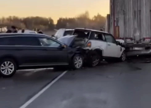 Vairāku transportlīdzekļu avārija uz A6 šosejas. 