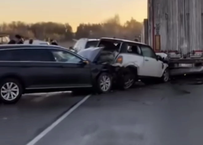 Vairāku transportlīdzekļu avārija uz A6 šosejas – satiksme pilnībā bloķēta