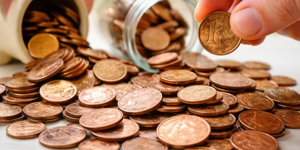 Латвия остается последней в Балтии с 1 и 2 центами.