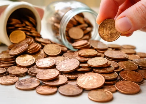 Латвия остается последней в Балтии с 1 и 2 центами.