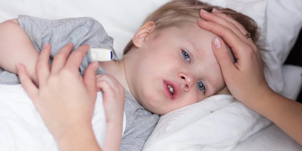 Gripas epidēmija Latvijā joprojām ir ļoti aktīva, un īpaši bieži saslimst tieši bērni.