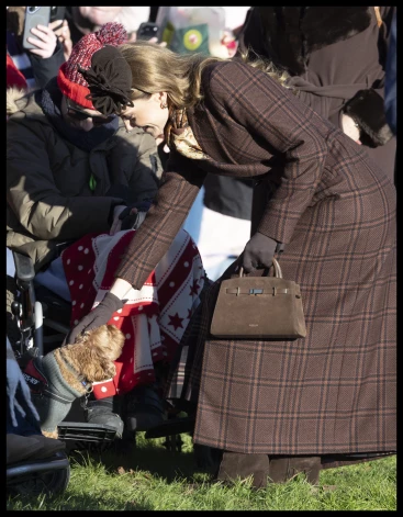 Кейт Миддлтон погладила песика на службе.