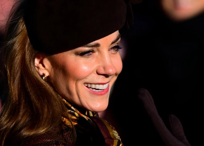 Принцесса Кэтрин вышла к публике в Рождество: чем запомнился ее "шоколадный" образ в Норфолке