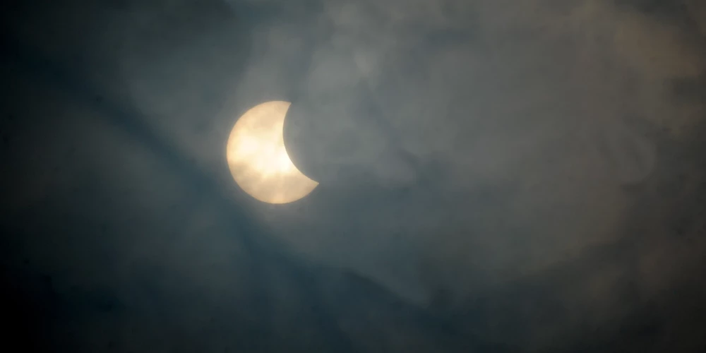 Nākamvasar Latvijā būs redzami labi pamanāmi Saules un Mēness aptumsumi.