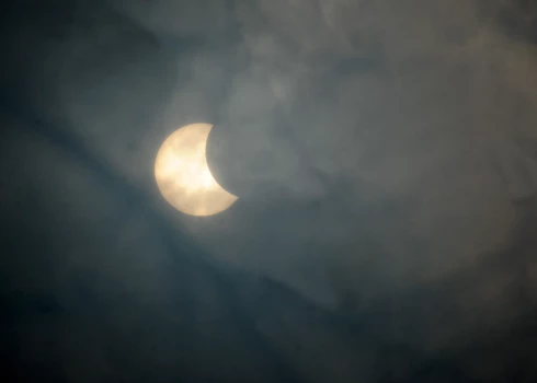 Nākamvasar Latvijā būs redzami labi pamanāmi Saules un Mēness aptumsumi.