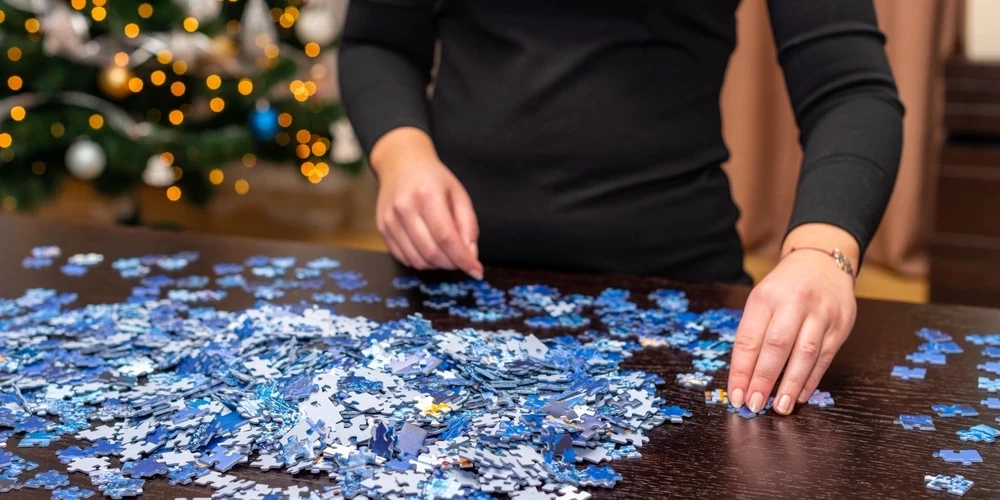 Katru dienu pa mazam laukumiņam salikta puzle būs ne tikai lielisks atmiņas, bet arī smadzeņu treniņš. Puzes likšana arī relaksē un ļauj atslēgties no domām par ikdienu.  