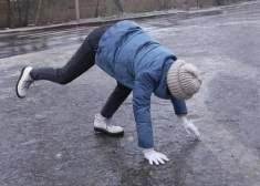 Nelaimīgi paslīdēji un nokriti - kad obligāti braukt uz traumpunktu un kad ārstēties tāpat mājās