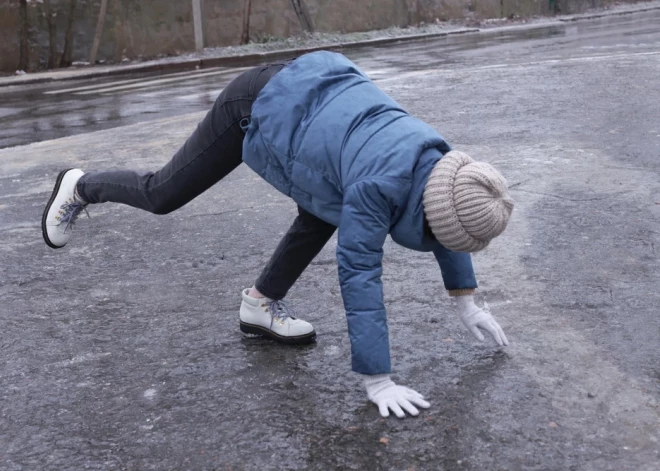 Nelaimīgi paslīdēji un nokriti - kad obligāti braukt uz traumpunktu un kad ārstēties tāpat mājās