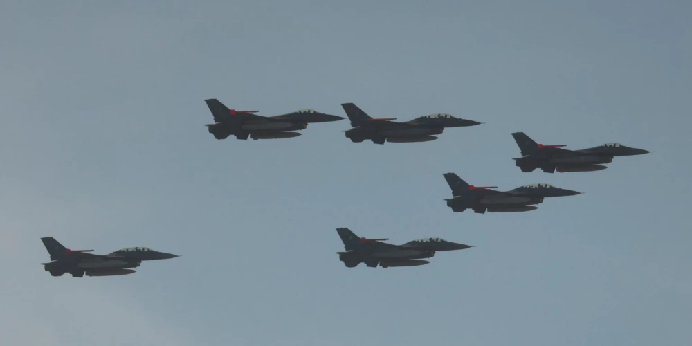 Rumānija pie Ukrainas robežas paceļ iznīcinātājus F-16 Krievijas dronu uzbrukuma Odesas apgabalam laikā. 