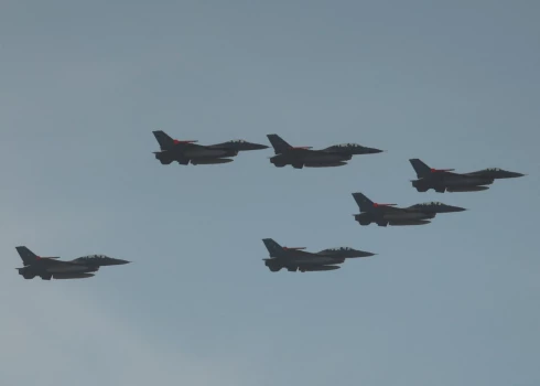 Rumānija pie Ukrainas robežas paceļ iznīcinātājus F-16 Krievijas dronu uzbrukuma Odesas apgabalam laikā.