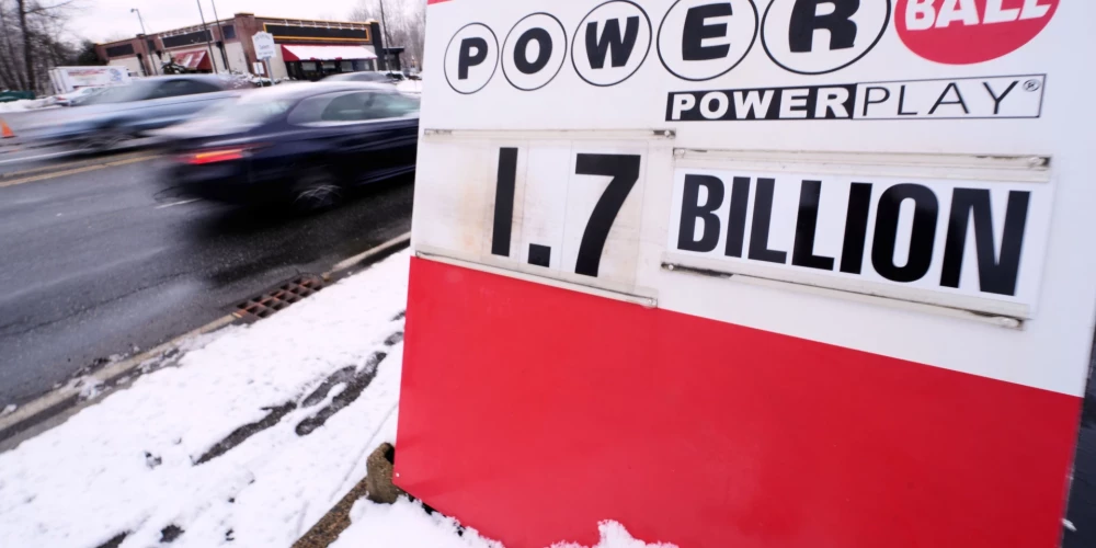 Kaut gan 24. decembrī pie kādas degvielas uzpildes Masačūsetsā bija norādīta 1,7 miljardu dolāru "džekpots", līdz izlozes brīdim vakarā tas pieauga līdz 1,817 miljardiem dolāru (foto: Scanpix / AP)