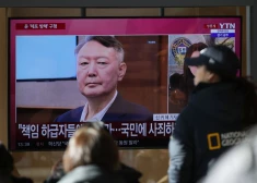 Dienvidkorejas eksprezidentam Junam Sukjolam draud desmit gadu ieslodzījums par nelikumīgu karastāvokļa izsludināšanu. Citā apsūdzības punktā draud pat nāvessods