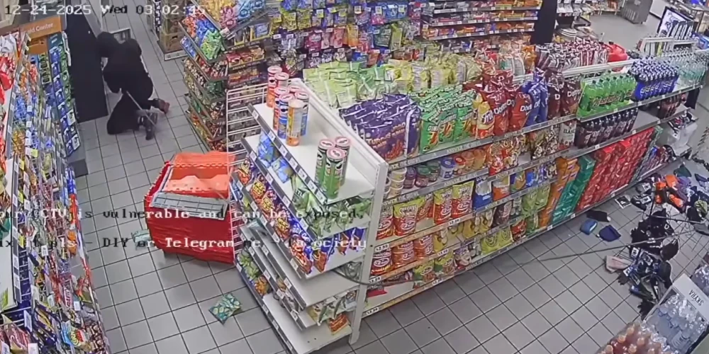 Ļaundaris piestiprina trosi pie bankomāta, kuru izraus no veikala (ekrānuzņēmums no video)