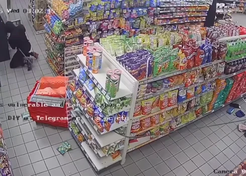 Ļaundaris piestiprina trosi pie bankomāta, kuru izraus no veikala (ekrānuzņēmums no video)