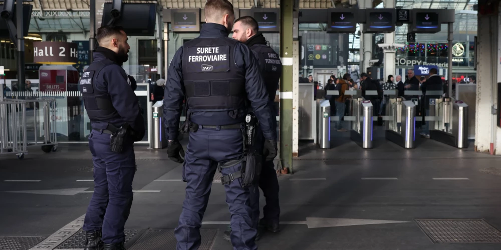Policija izmantoja pilsētas videonovērošanas sistēmu un mobilo sakaru izsekošanas rīkus, lai noskaidrotu iespējamā uzbrucēja atrašanās vietu Parīzes ziemeļos, informēja prokuratūra.
