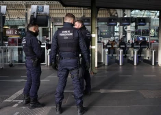 Parīzes metro ļaundaris ar nazi sadur trīs sievietes