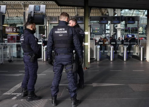 Policija izmantoja pilsētas videonovērošanas sistēmu un mobilo sakaru izsekošanas rīkus, lai noskaidrotu iespējamā uzbrucēja atrašanās vietu Parīzes ziemeļos, informēja prokuratūra.