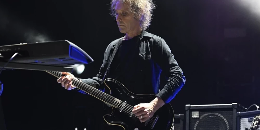 Perijs uzstājas "The Cure" koncertā 2023. gadā