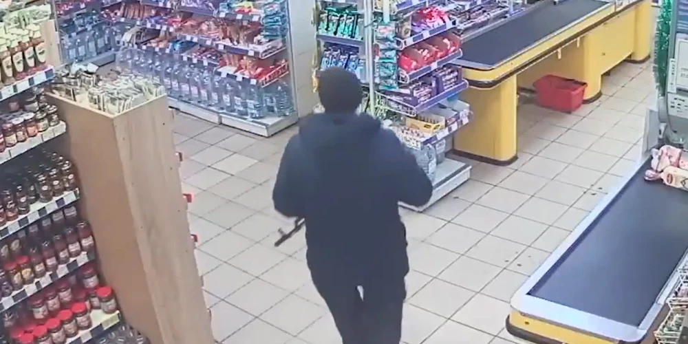 Vīrietis ar Kalašņikova automātu nolēmis pašaudīt lielveikalā (ekrānuzņēmums no video)