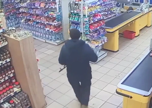 Vīrietis ar Kalašņikova automātu nolēmis pašaudīt lielveikalā (ekrānuzņēmums no video)