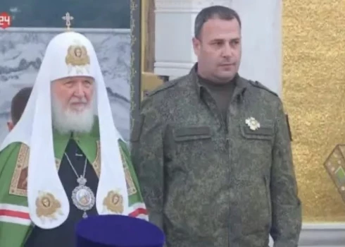 Jurijs Vaganovs jeb "Jura Klozetpods" ar patriarhu Kirilu (ekrānuzņēmums no "X")