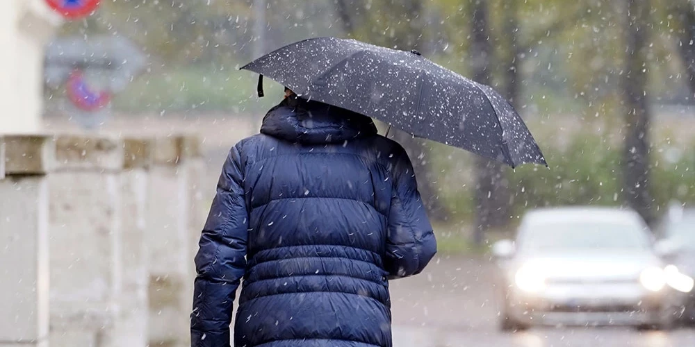 Rīgā no pēcpusdienas palaikam gaidāms lietus, vakarā arī slapjš sniegs.