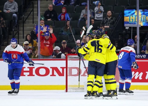 Zviedrijas jaunie hokejisti priecājas pēc Antona Frondela gūtajiem vārtiem.