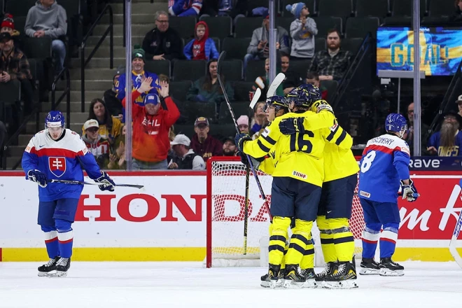 Zviedrijas jaunie hokejisti priecājas pēc Antona Frondela gūtajiem vārtiem.