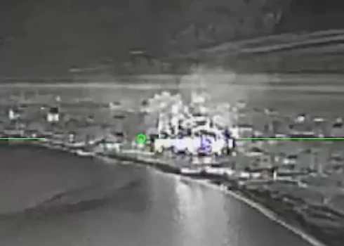 FP-2 droni veica vismaz piecus triecienus galvenajai un blakus esošajām ēkām.