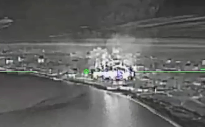 FP-2 droni veica vismaz piecus triecienus galvenajai un blakus esošajām ēkām.