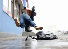 Неудачно поскользнулся и упал: когда обязательно ехать в травмпункт, а когда можно лечиться дома