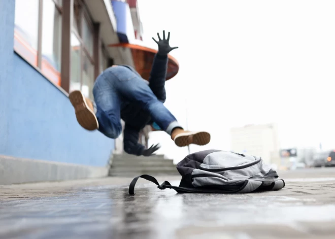 Неудачно поскользнулся и упал: когда обязательно ехать в травмпункт, а когда можно лечиться дома