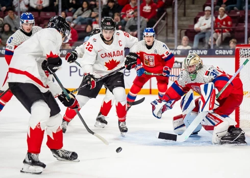 Kanādas un Čehijas izases hokejisti savstarpējā mačā guva 12 vārtus.