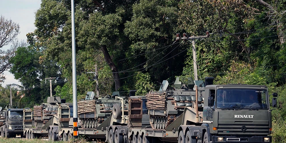 Taizemes karavīru bruņumašīnas netālu no frontes līnijas sadursmju laikā ar Kambodžas karaspēku Kabčoengas rajonā, Surinas provincē, Taizemē, 2025. gada 12. decembrī. 