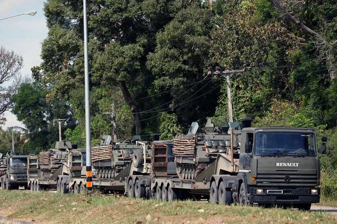 Taizemes karavīru bruņumašīnas netālu no frontes līnijas sadursmju laikā ar Kambodžas karaspēku Kabčoengas rajonā, Surinas provincē, Taizemē, 2025. gada 12. decembrī. 