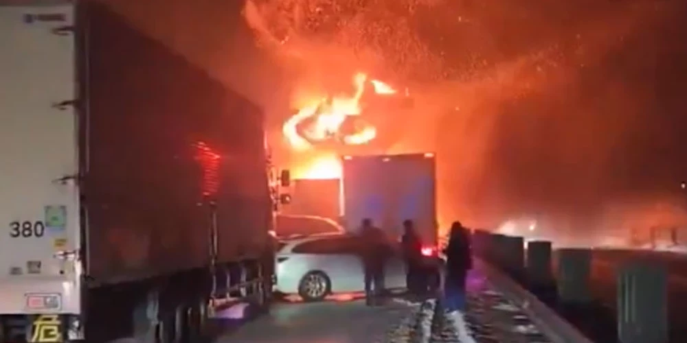 Sadursmes tālākajā galā izcēlās ugunsgrēks, kas izplatījās uz vairāk nekā duci transportlīdzekļu, no kuriem daži pilnībā sadega. 